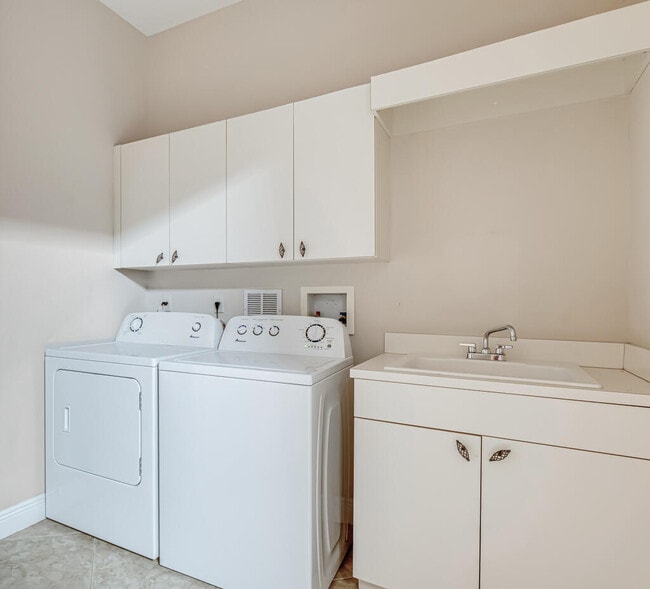 Building Photo - 10513 Versailles Blvd