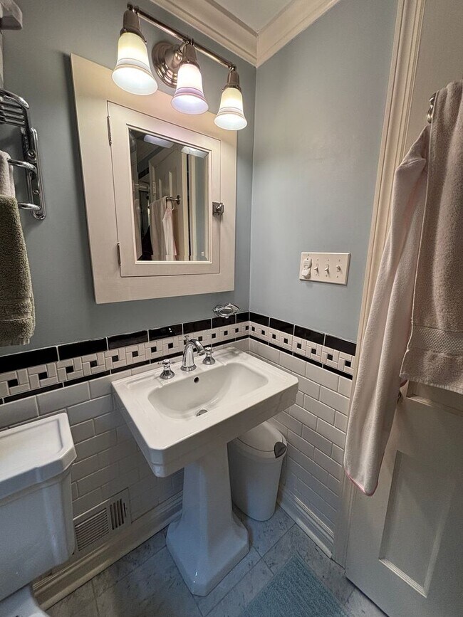 Building Photo - Beautiful 4 Bedroom Home In Mt. Lebanon!