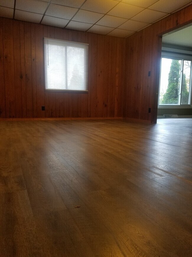 Building Photo - Three Bedroom Ranch in Northeast Grand Rapids