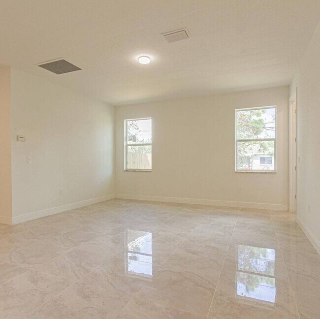 Building Photo - Huge Corner Duplex-3/2/1