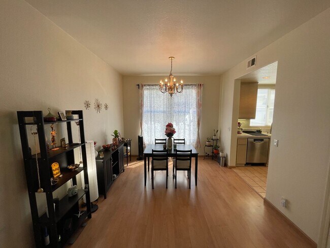 Building Photo - Rare Villagio 2 level townhome with garage and balcony, plus Den