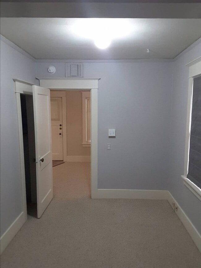 Building Photo - Vintage 1 Bedroom Home!