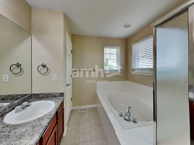 Building Photo - 2828 S Killarney Way