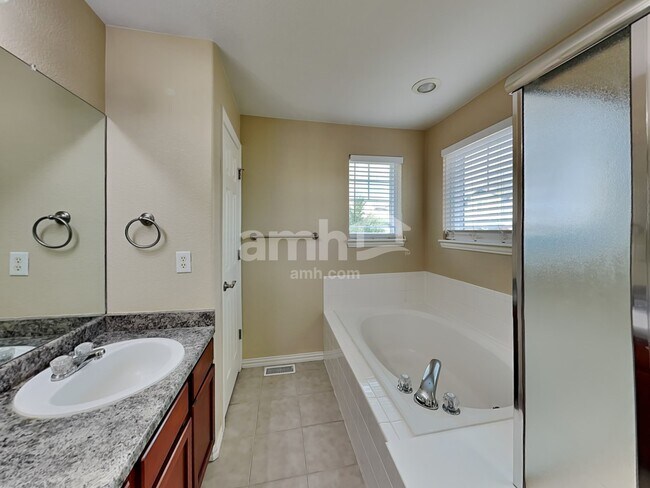 Building Photo - 2828 S Killarney Way