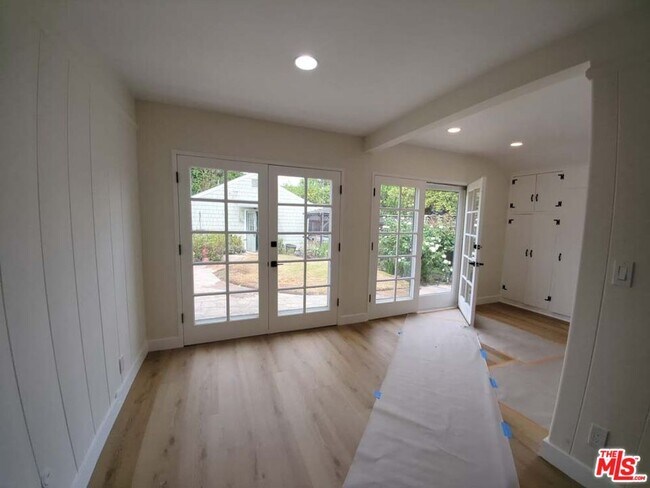 Building Photo - 4457 Simpson Ave