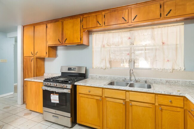 Building Photo - 1706 Colby Dr