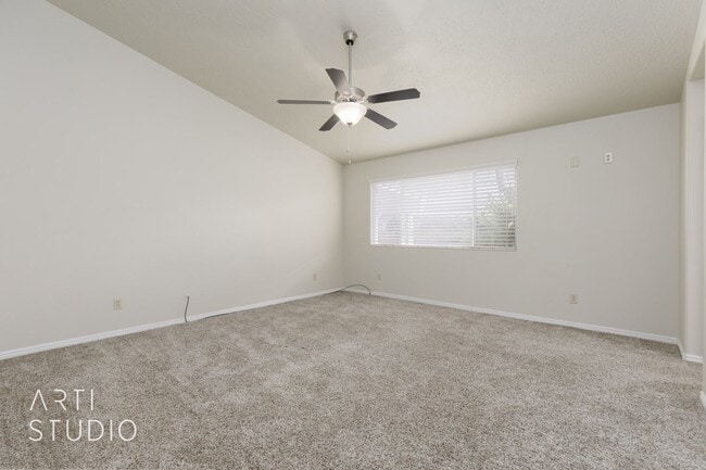 Building Photo - 4 Bedroom 2.5 Bath Home in Creekside Village