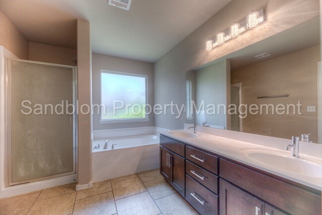Building Photo - For Lease | Bixby | $2750 Rent | Available...
