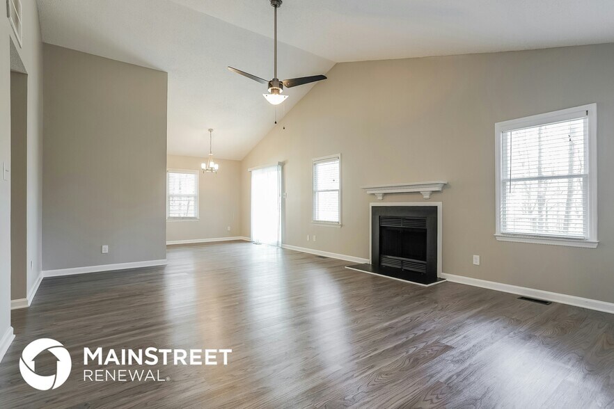 Building Photo - 4210 Queen Victoria Pl