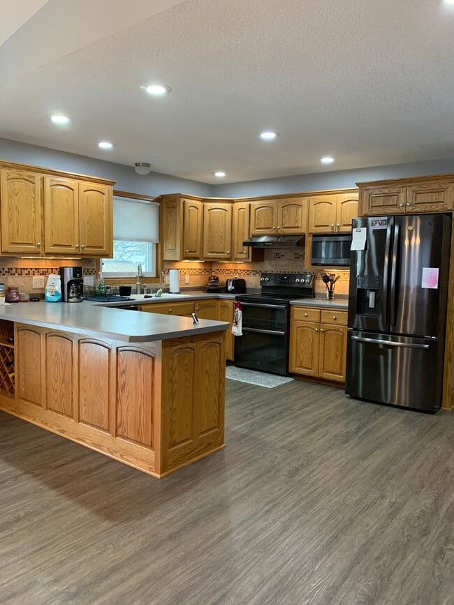 Building Photo - Executive 3 Bedroom Home