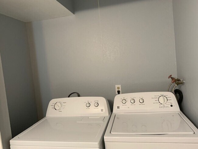 Building Photo - COMING SOON! 2 BEDROOM/2 BATH CONDO FOR LE...