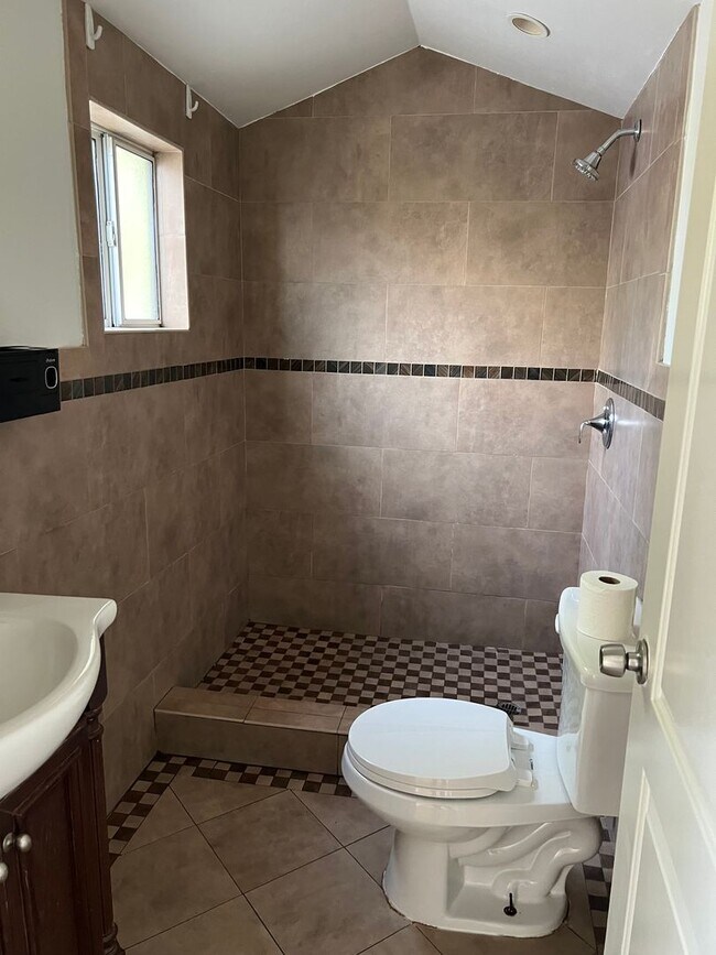 Building Photo - 3561 Atlantic St