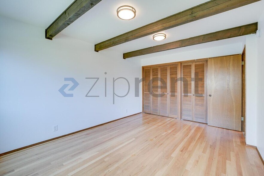 Building Photo - Unit
