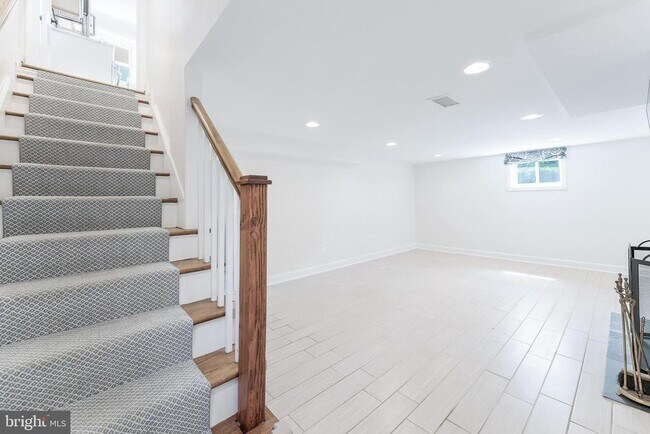 Building Photo - 1709 Patrick Henry Dr