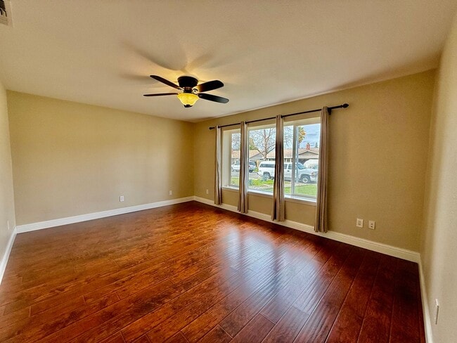 Building Photo - Great home available Now