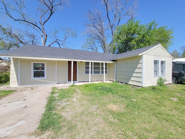 Building Photo - Welcome to this inviting single-family residence in the desirable South Park/Sunnyside area of Ho...