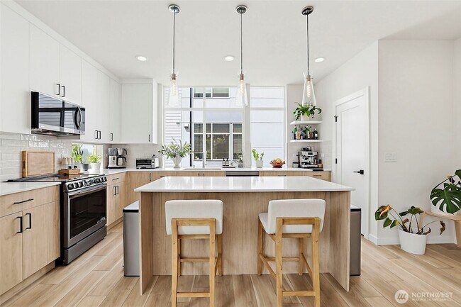 Building Photo - 902 N 86th St