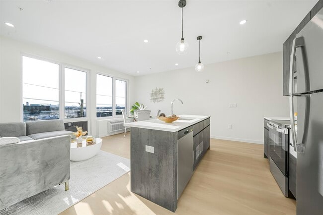 Building Photo - 1 Mallory Ave