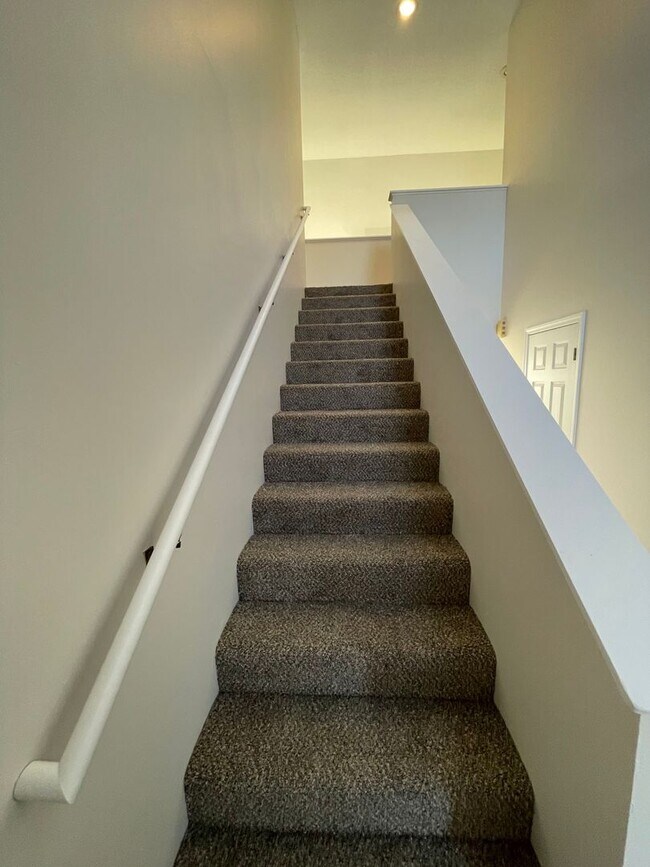 Building Photo - 4 bed 2.5 bath home in quiet Seven Oaks Subdivision