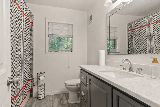 Building Photo - Vestavia School Zone Home Northport
