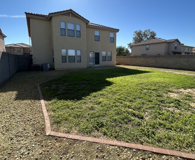 Building Photo - Spacious Living in SK Ranch!