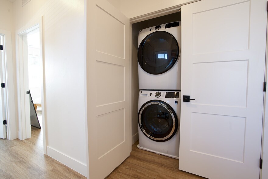 Hallway closet with washer and dryer - 525 N 1st St