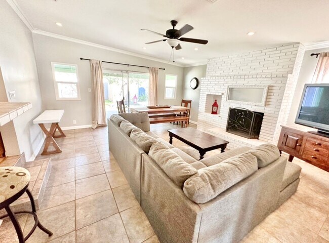 Building Photo - 3 Bedroom 2 Bathroom Lakewood House with Private Backyard down the street from Lakewood High School