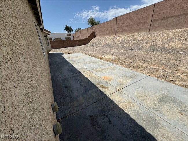 Building Photo - 10225 Clarks Creek St
