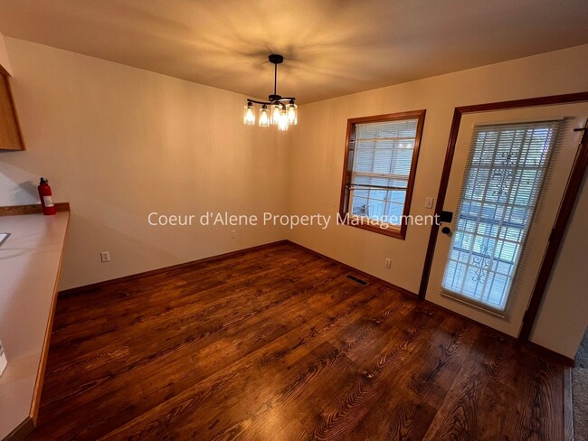 Building Photo - 8233 N Ridgewood Dr