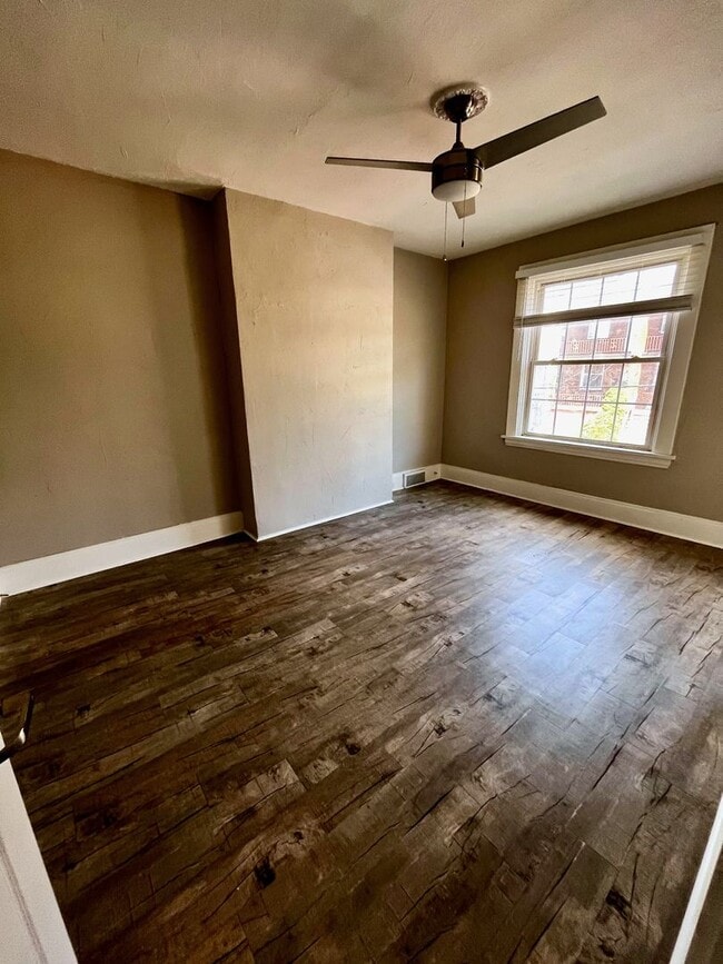 Building Photo - *** Huge 5 Bedroom House *Pet Friendly * Newly Renovated * Large Fenced in Yard * Luxurious Updat...