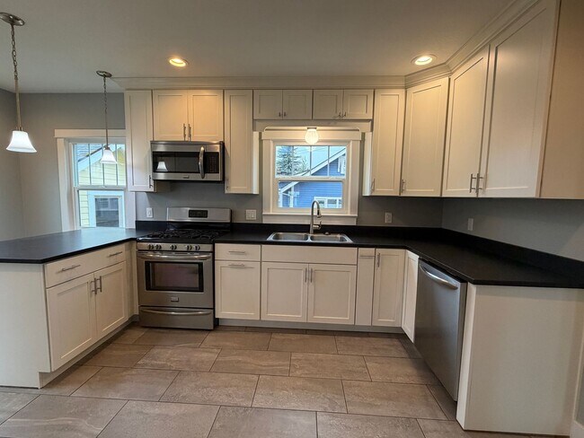 Building Photo - 3 Bedroom 1.5 Bath Single Family house on ...