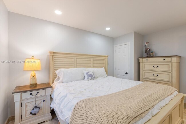 Building Photo - 3010 NE 58th St