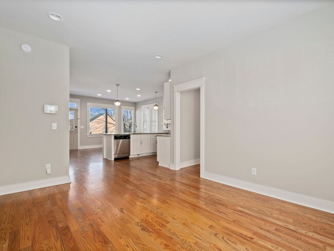 Building Photo - **UPSCALE BUENA VISTA HOME MINUTES FROM GERMANTOWN AND DOWNTOWN NASHVILLE**