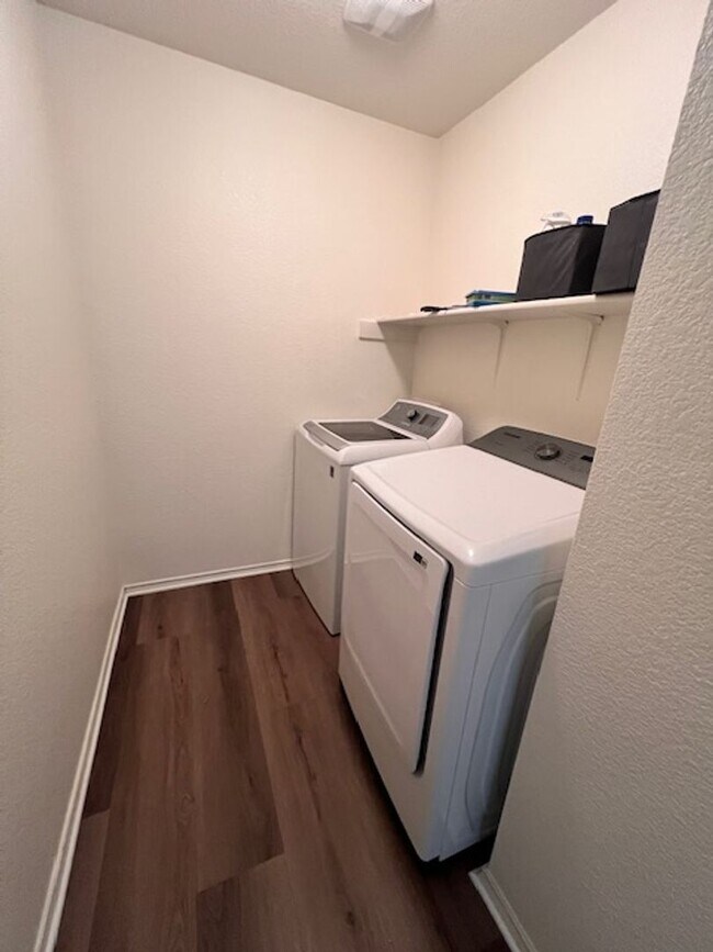 Building Photo - NorthPark / Taylor, TX / 4 bedrooms / Approx 2932 sq. ft. / Refrigerator / Washer & Dryer / New C...