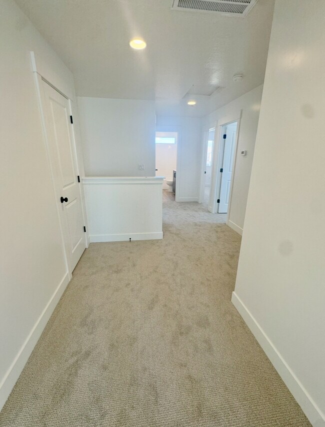 Building Photo - 5719 S Weehawken Ln