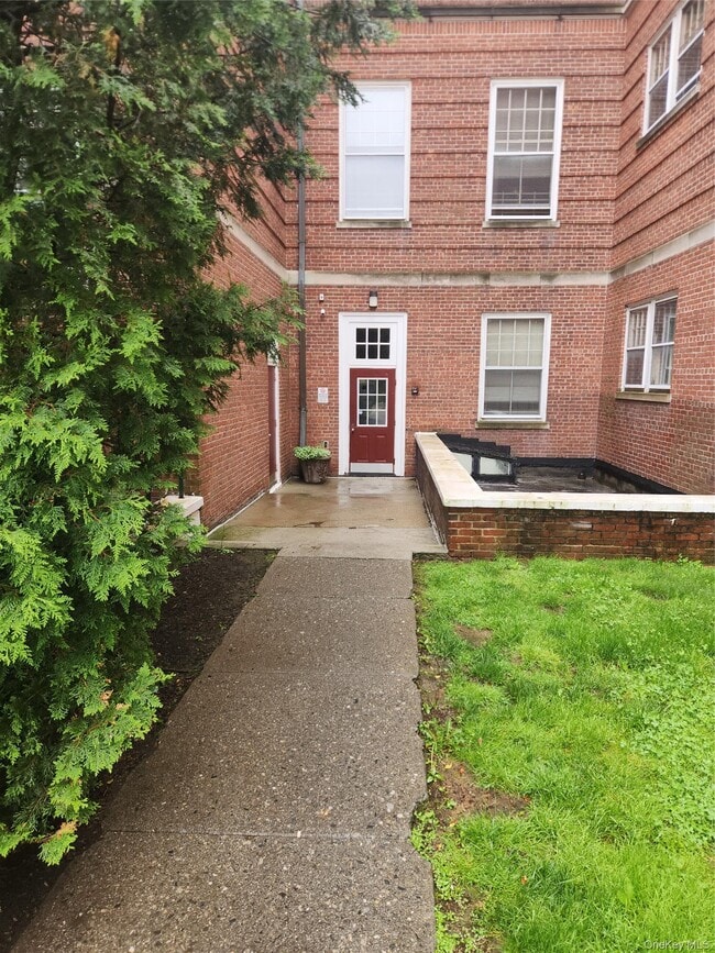 Building Photo - 3208 Villa Dr