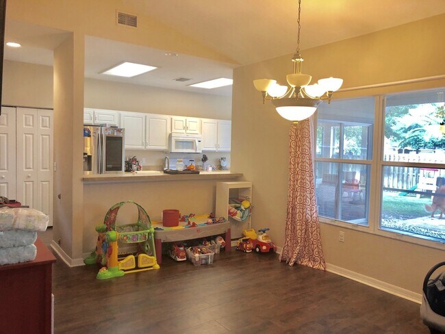 Building Photo - 4BR/2BA in Sorrento with large, fenced-in ...