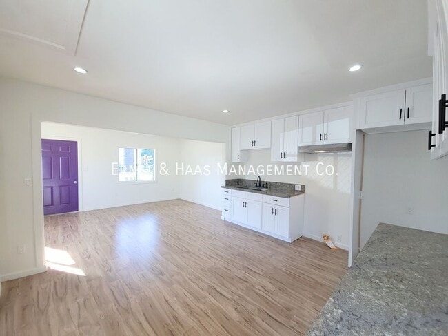 Building Photo - 200 N Acacia Ave
