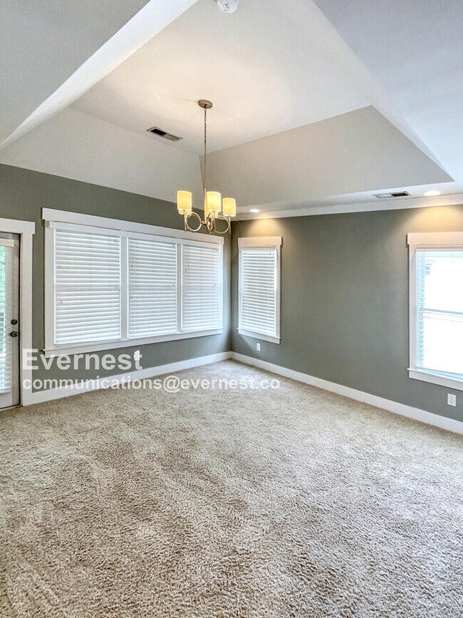 Building Photo - Spacious Town Home with Fenced Yard and Ample Parking