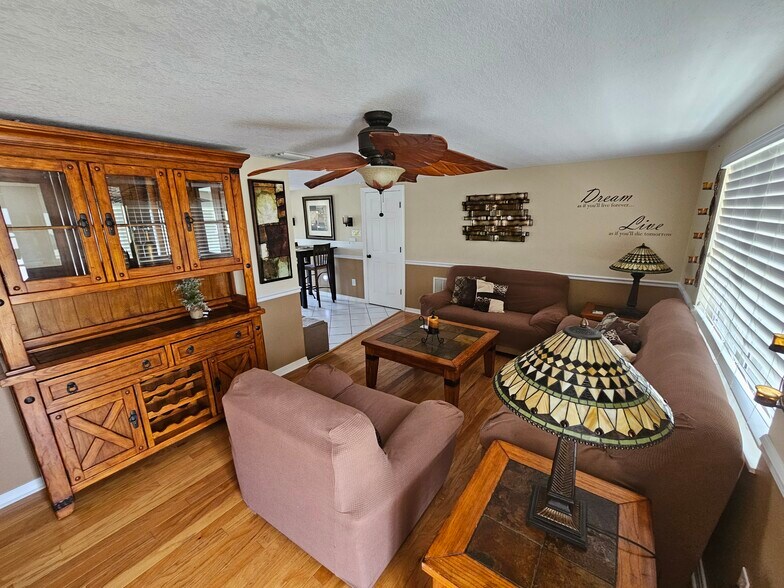 Beautiful decorated living room. 6 seating couch - 3931 Sail Dr