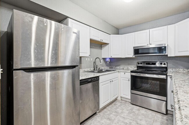 Building Photo - Move in Ready 2bed 2bath in Cherry Creek Schools