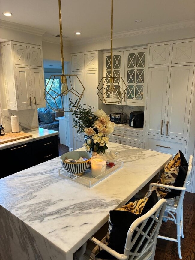 Building Photo - 212 Dwight Rd