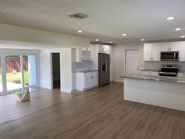 Building Photo - 2751 NE 26th Terrace