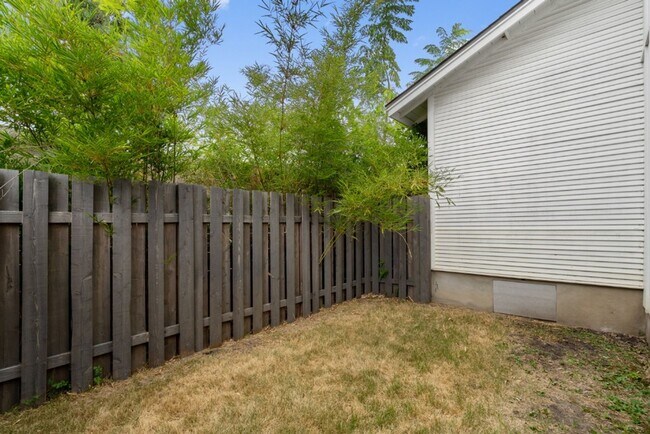 Building Photo - 4006 Avenue C