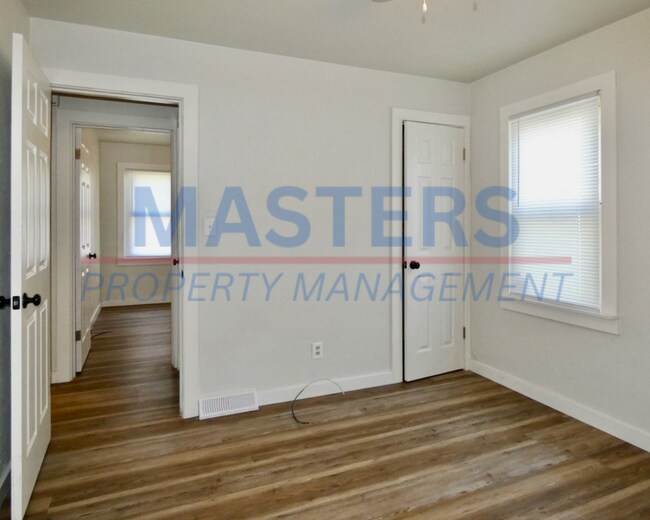 Building Photo - Three Bedroom House