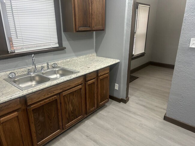 Building Photo - 2 Bedroom House