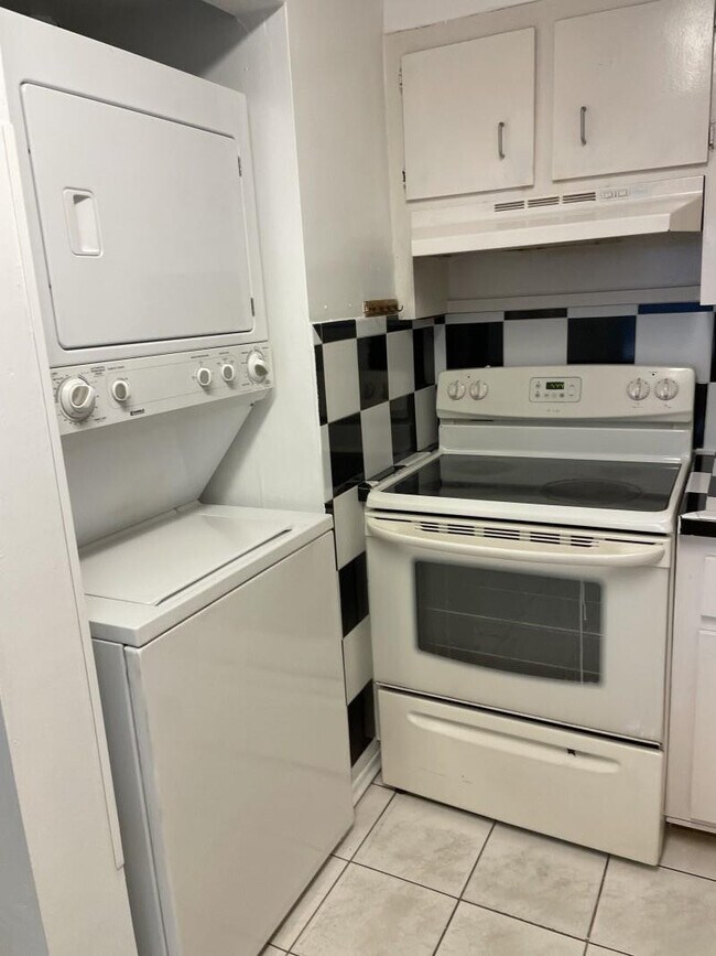 Building Photo - 10000 NW 80th Ct