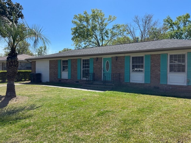 Building Photo - 4 Bedroom Home Located in Pineville Hills Community