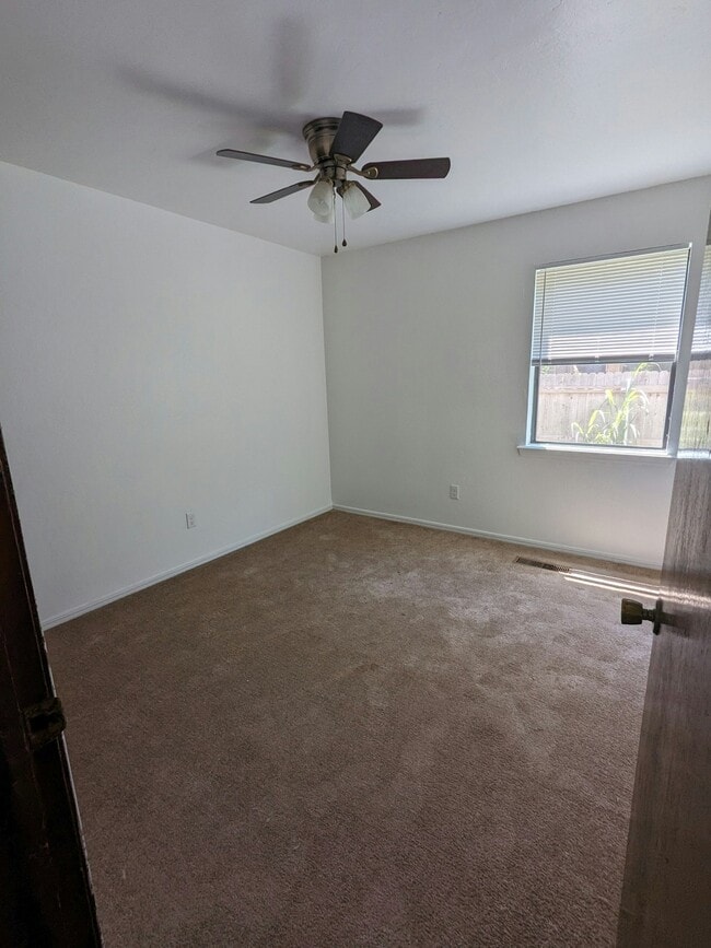 Building Photo - 304 Vicksburg Cir