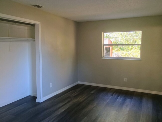 Building Photo - Adorable 2 bedroom 2 bathroom Duplex! Comp...